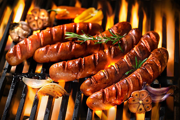 ソーセージのバーベキューグリルと輝く夕日 - sausage bratwurst barbecue grill barbecue ストックフォトと画像