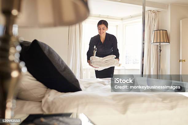 Zimmermädchen Du Leinen Auf Hotelbett Tiefer Blickwinkel Stockfoto und mehr Bilder von Hotel