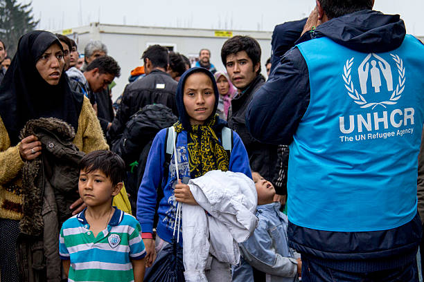 refugiados que atravessam a fronteira servo-croata - iraq conflict imagens e fotografias de stock