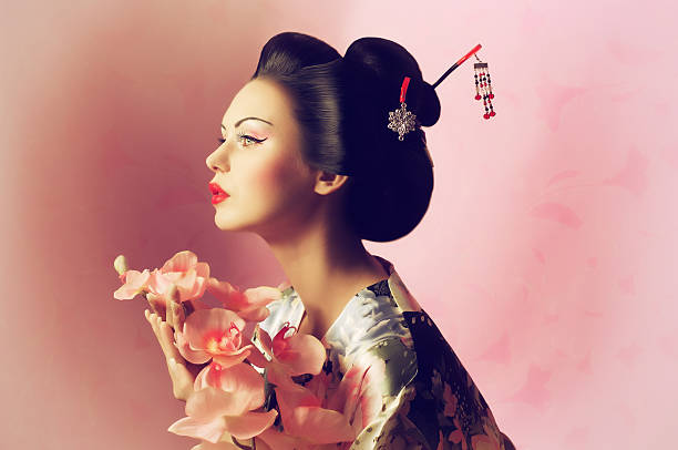 retrato de una mujer con flor japanese geisha - geisha fotografías e imágenes de stock