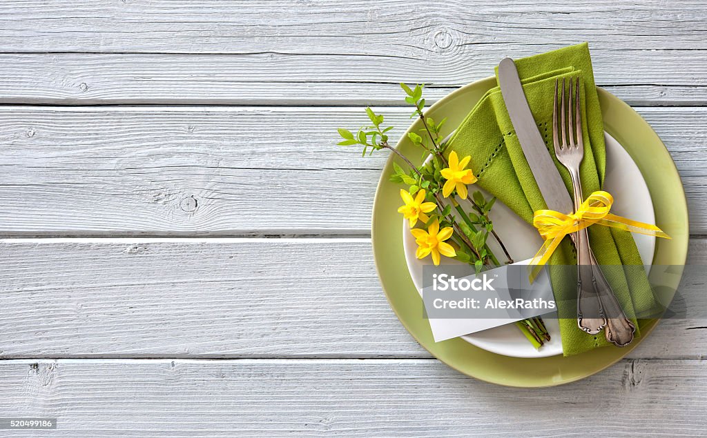 Cadre de tableau de printemps avec jonquilles place - Photo de Table dressée libre de droits