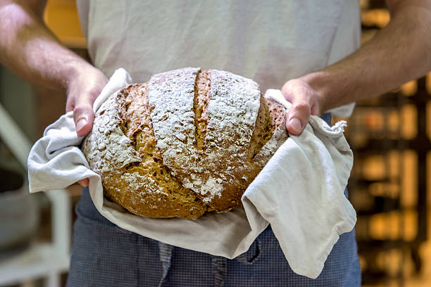 baker 、新鮮な、温かなパンをどうぞ。 - soda bread bread brown bread loaf of bread ストックフォトと画像