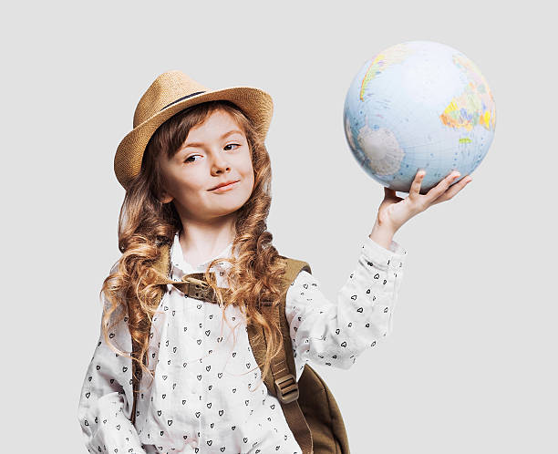 bambina felice holding globe - map cartography travel human hand foto e immagini stock
