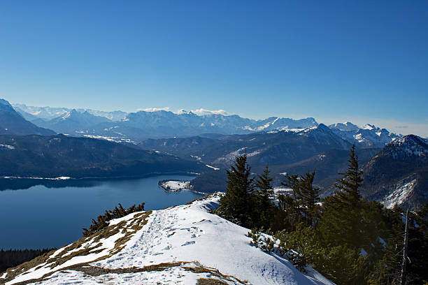 jochberg gipfel weg bayern - walchensee lake stock-fotos und bilder