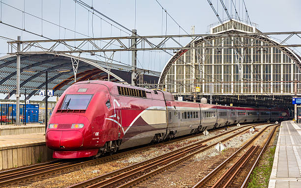 train à grande vitesse thalys à la gare centrale d'amsterdam - alstom photos et images de collection