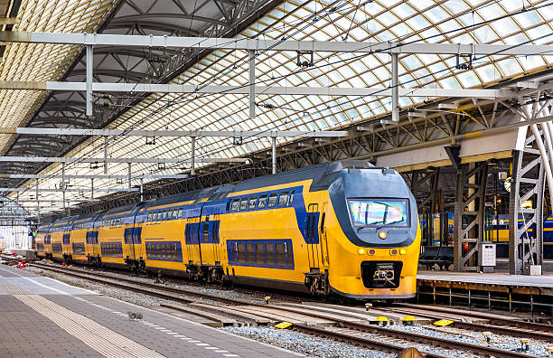 train at amsterdam centraal station - trein nederland stockfoto's en -beelden