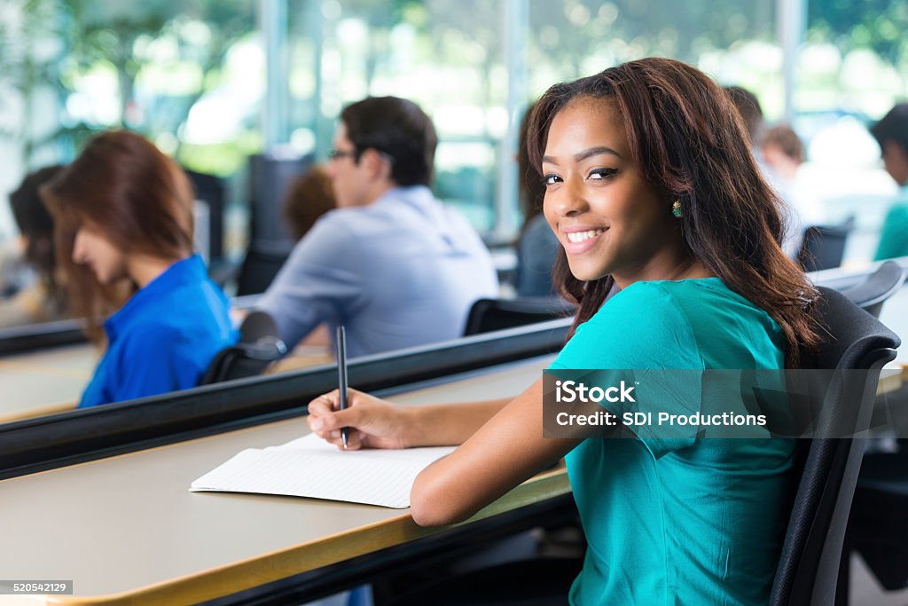 Boa escola ou de estudante universitário tomar notas durante a aula - Foto de stock de Adolescente royalty-free