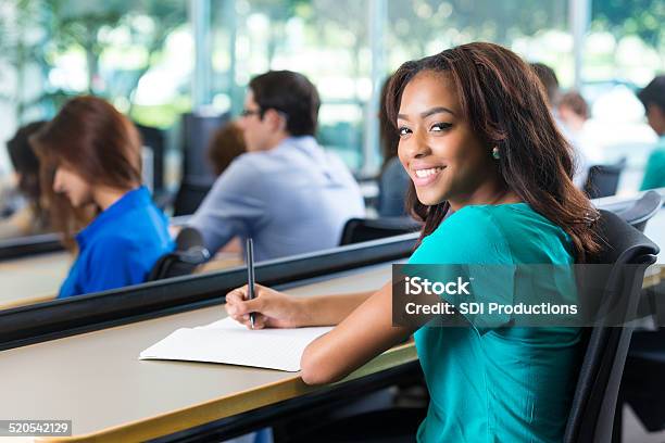 Foto de Boa Escola Ou De Estudante Universitário Tomar Notas Durante A Aula e mais fotos de stock de Adolescente