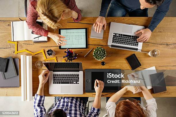 Arquitectos En El Trabajo Foto de stock y más banco de imágenes de Oficina pequeña - Oficina pequeña, Arquitecto, Escritorio