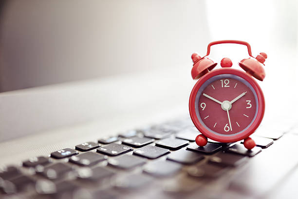 reloj despertador de la computadora portátil - clock time alarm clock urgency fotografías e imágenes de stock