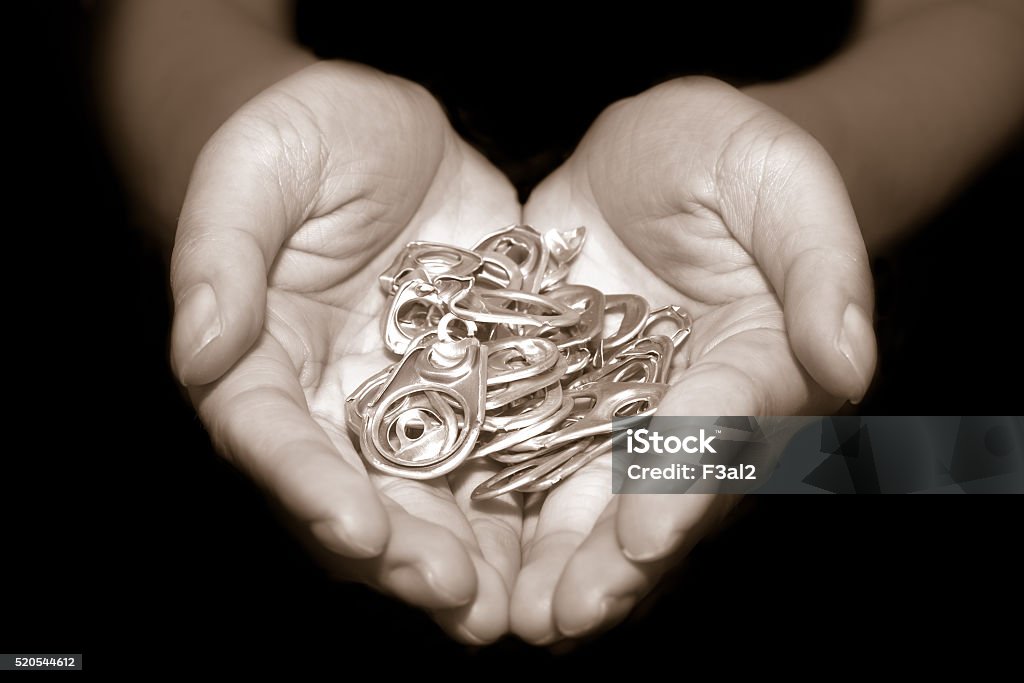 Mano agarrando tapa de aluminio Puede o puede tirar del anillo - Foto de stock de Abierto libre de derechos