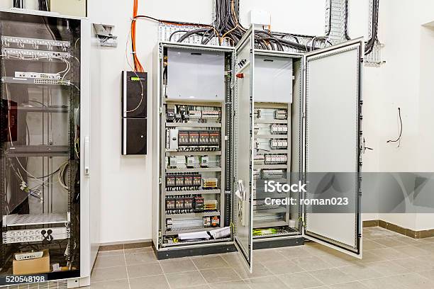 Panel De Control Eléctrico En Caja De Fusibles De Distribución Foto de stock y más banco de imágenes de Electricidad