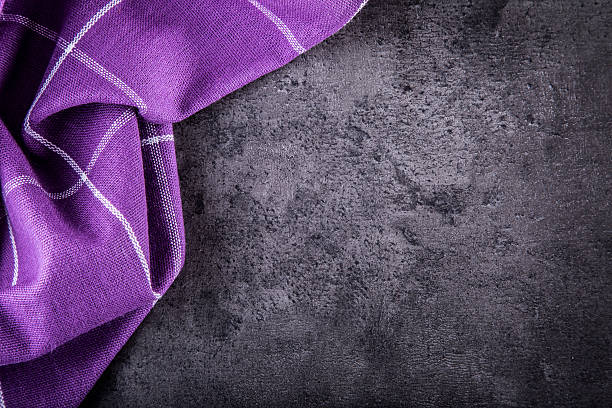 상단 뷰-바둑판무늬 주방 그레디언트된 식탁보 콘크리트 바닥에 표 - checked purple tablecloth pattern 뉴스 사진 이미지