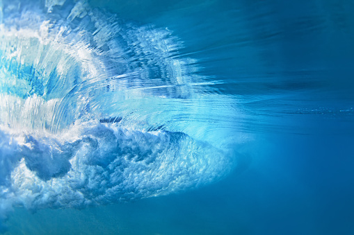 Romper onda de mar azul foto submarina photo