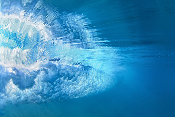 romper onda de mar azul foto submarina - tide fotografías e imágenes de stock