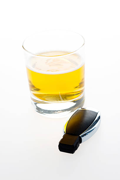 자동차모드 암호키 및 유리컵 맥주 - drunk driving alcohol key law 뉴스 사진 이미지
