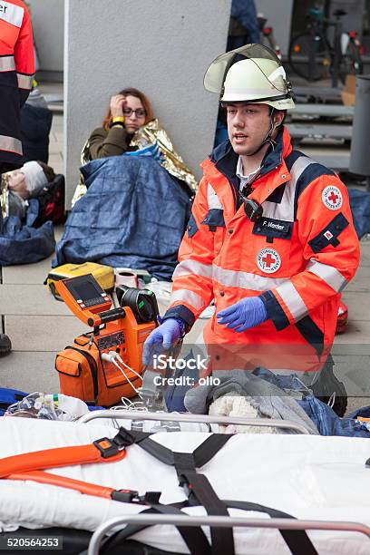 Taladro Víctima De Masa Foto de stock y más banco de imágenes de Accesorio de cabeza - Accesorio de cabeza, Accidentes y desastres, Actividad