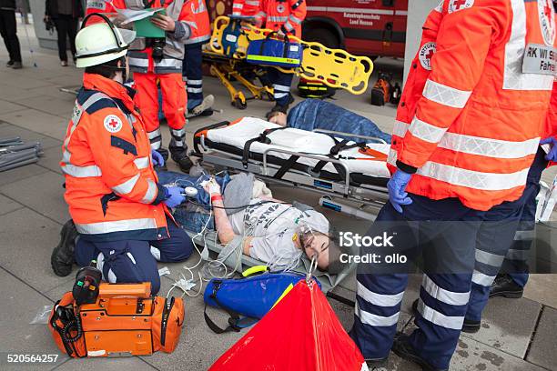 Taladro Masa Víctima De Clasificación Foto de stock y más banco de imágenes de Rescate - Rescate, Accesorio de cabeza, Accidentes y desastres