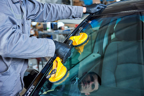 auto windschutzscheibe oder windschutzscheibe erneuerung - glaser stock-fotos und bilder