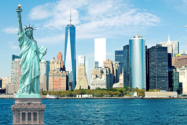 new york city skyline statue de la liberté - statue of liberty liberty statue flaming torch photos et images de collection