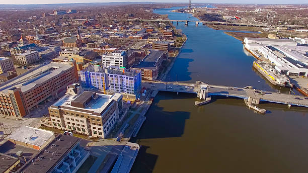 istock Downtown Green Bay Wisconsin with Walnut Street Bridge 520592194