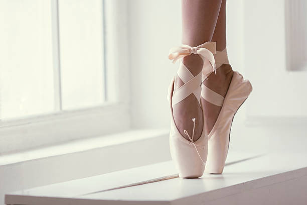 beine primaballerina in pointe - ballettschuh stock-fotos und bilder