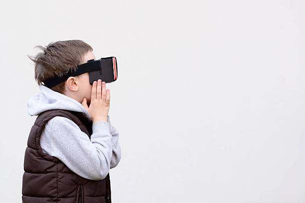 fascinado poco chico con vr gafas de realidad virtual - pantalla montada en la cabeza fotografías e imágenes de stock