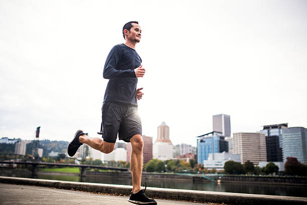 homem correr em portland waterfront - portland oregon oregon waterfront city imagens e fotografias de stock