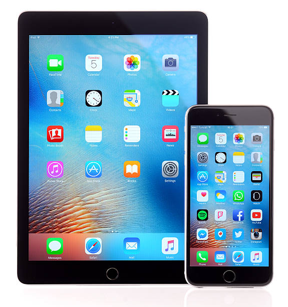 ipad air 2 및 iphone 6 plus on 흰색 배경 - ipad ipad 2 editorial digital tablet 뉴스 사진 이미지