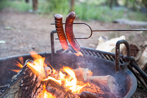 кемпинг питание - sausage barbecue grill barbecue cooking стоковые фото и изображения