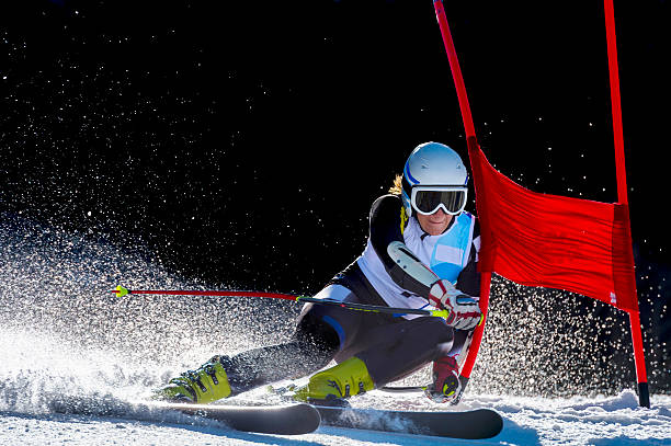 vista laterale della giovane donna nello slalom gigante di sci corsa - sciatore velocità foto e immagini stock