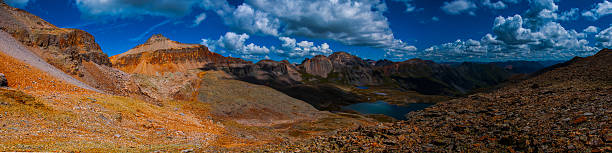 大型のパノラマに広がる眺めをもつ、人気のサンファン山脈 - san juan basin ストックフォトと画像