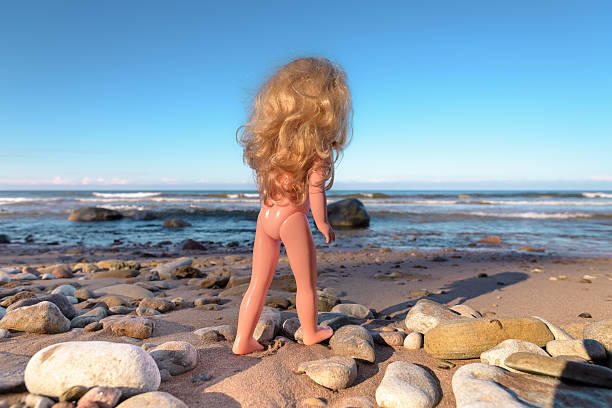 poupée sur la côte - mannequin naked female doll photos et images de collection