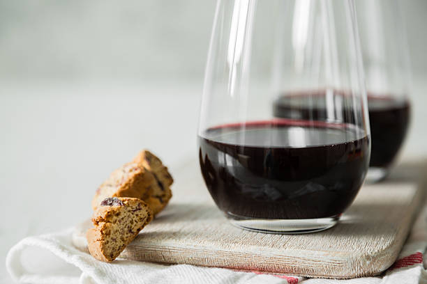 vinho tinto em óculos com os'cookies' - biscotti imagens e fotografias de stock