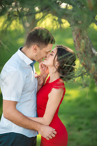 행복한 젊은 커플입니다 키스 in park - spring happiness women handcarves 뉴스 사진 이미지