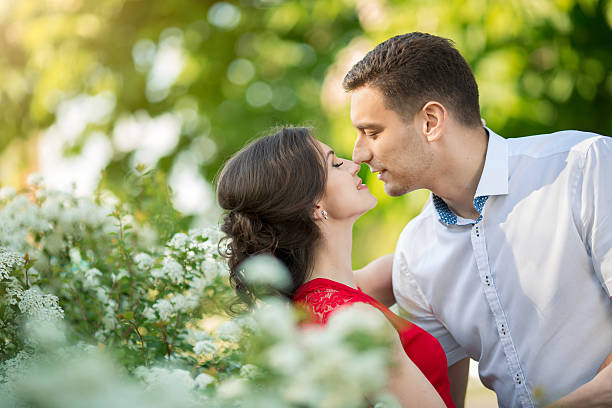 행복한 젊은 커플입니다 키스 in park - spring happiness women handcarves 뉴스 사진 이미지