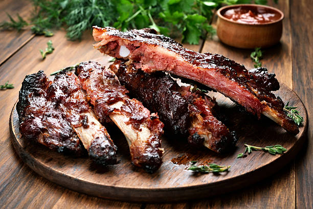 asadas cortadas en rodajas las costillas de cerdo a la barbacoa - steak grilled beef plate fotografías e imágenes de stock