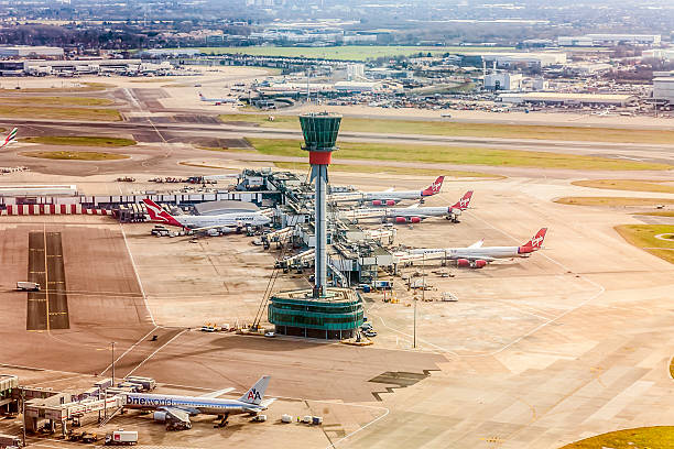 torre di controllo traffico aereo/controllo visivo camera, l'aeroporto di heathrow, londra - air traffic control tower foto e immagini stock