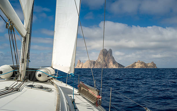 velejando para o rock island - yacht luxury front view ships bow - fotografias e filmes do acervo
