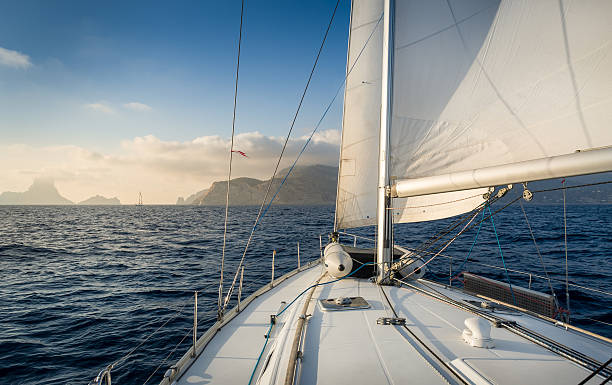 barca a vela - sailboat sunset sailing nautical vessel foto e immagini stock