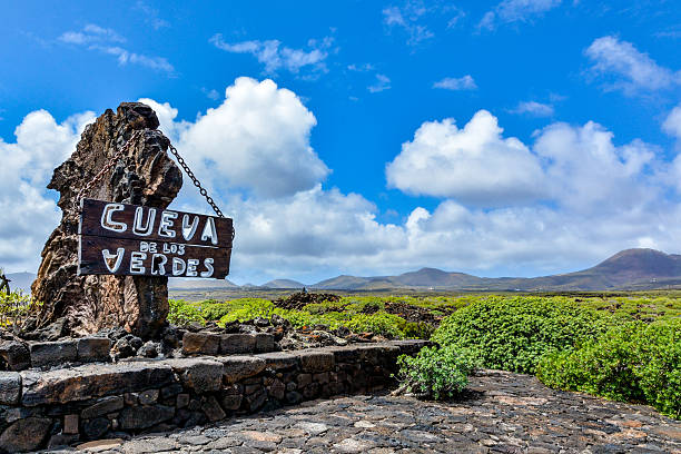 sinal de entrada em frente de cueva de los verdescity em california usa - lanzarote canary islands volcano green imagens e fotografias de stock