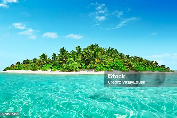 Gesamte Tropischen Insel Im Atoll Im Tropischen Ozean Stockfoto und mehr Bilder von Insel