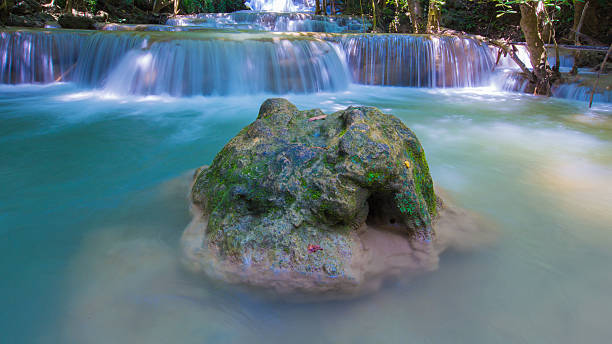 водопад красивая в провинция канчанабури азии, юго-восточной азии - kanchanaburi province beauty in nature falling flowing стоковые фото и изображения