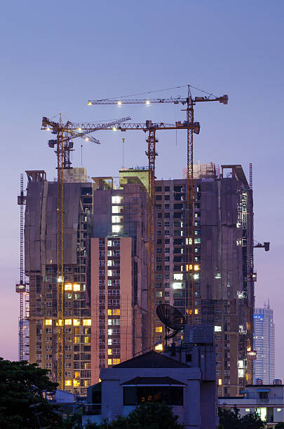 edificio in costruzione, crepuscolo tempo - apartment building exterior urban scene window foto e immagini stock