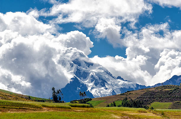 ペルーのアンデス山脈 - anoxia ストックフォトと画像