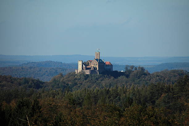 castillo de wartburg - herbstwald fotografías e imágenes de stock