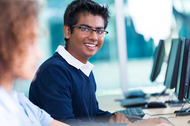 indian aluno da escola secundária usando computador no laboratório de moderna sala de aulas - schoolboy relaxation happiness confidence imagens e fotografias de stock