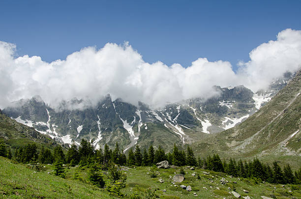 cloud sopra montagna - turkey extreme terrain snow nature foto e immagini stock