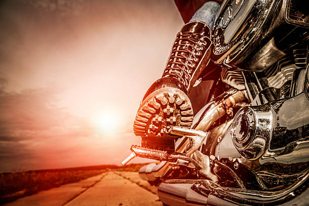 rapariga motard dirigindo em uma motocicleta - motorcycle biker riding motorcycle racing imagens e fotografias de stock