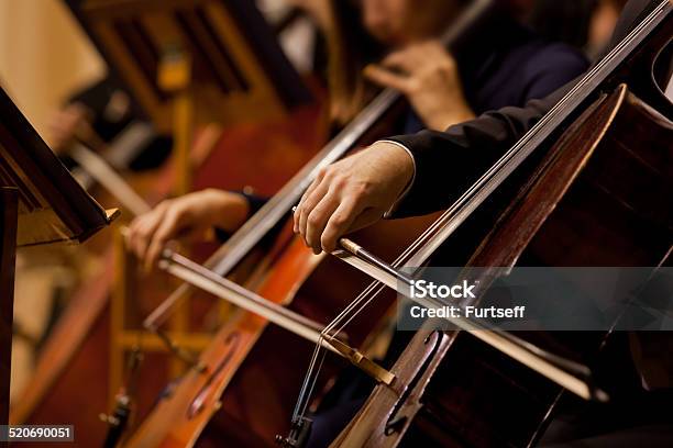 Las Manos Del Hombre Tocando La Violonchelo Foto de stock y más banco de imágenes de Orquesta - Orquesta, Música, Música clásica